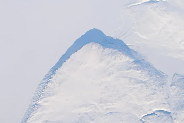 Luchtfoto sneeuw en ijs bedekt klif baffin island, canada — Stockfoto