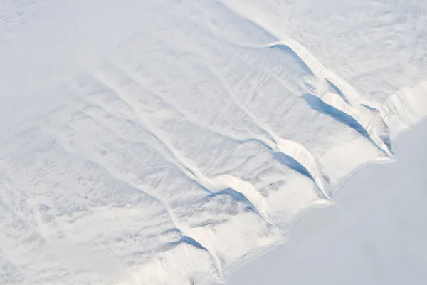 Luftaufnahme gefrorener Flussklippen mit Erosion, Baffininsel, Kanada — Stockfoto