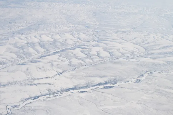 Sněhem pokryté verkhoyansk hory řeka olenyok anténu Severní — Stock fotografie