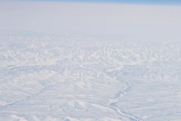 Neve coberto Verkhoyansk Montanhas Rio Olenyok aéreo norte — Fotografia de Stock