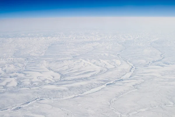 Schnee bedeckt verkhoyansk Berge olenyok Fluss — Stockfoto