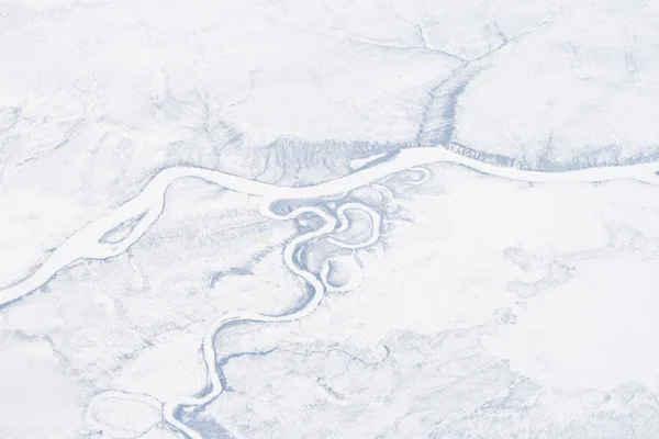 Luchtfoto bevroren rivier, autonome republiek Jakoetië, Verchojansk bergen heen — Stockfoto
