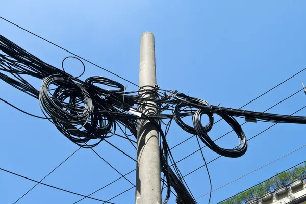 Massa di fili elettrici del telefono sul palo di cemento Shanghai Cina — Foto Stock