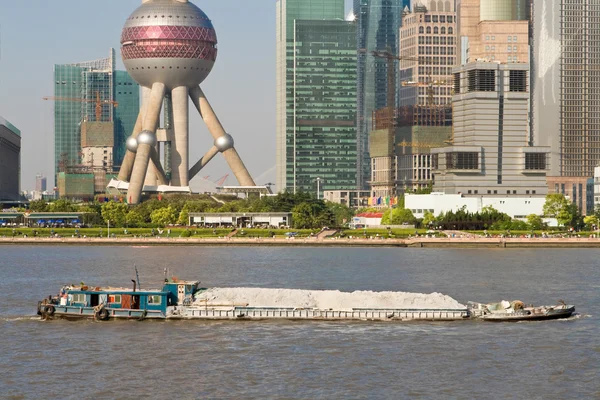 Barcaza Huangpu River Downtown Shanghai Far Bank Pudong TV Tower — Foto de Stock
