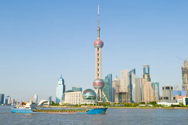 Huangpu Nehri ön plan pudong sha ile oryantal inci tv Kulesi — Stok fotoğraf