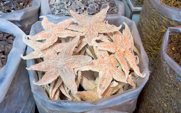 Bolsa de estrellas de mar secas en un mercado de alimentos, Guangzhou, China — Foto de Stock