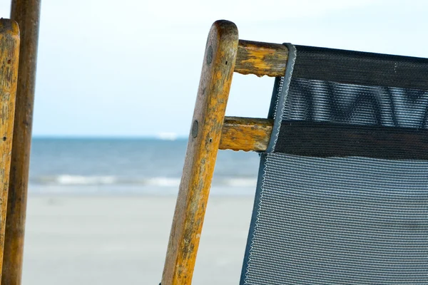 Back of a Weathered Mesh Beach Chair with Ocean Background. — Stock Photo, Image