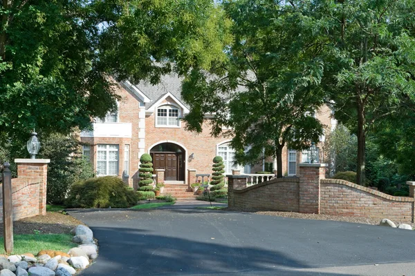 Casa da família único Grand tijolo em Filadélfia suburbana, pennsy — Fotografia de Stock