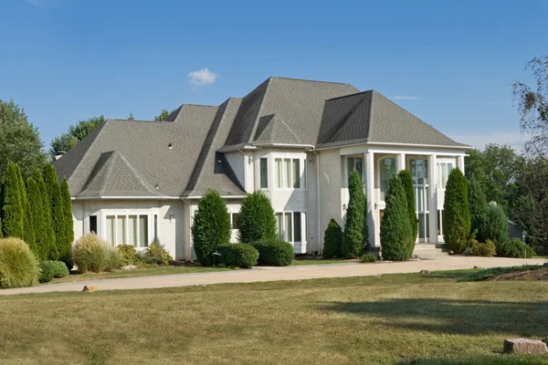 法国城堡风格单一家庭房子费城郊区, — 图库照片