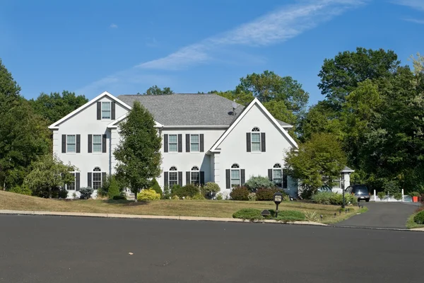 Przodu duże pojedyncze rodziny domu ulicy pennsylvania niebieski niebo — Zdjęcie stockowe