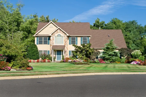 Nicely Landscaped Single Family Home in Suburban Philadelphia, P — Stock Photo, Image