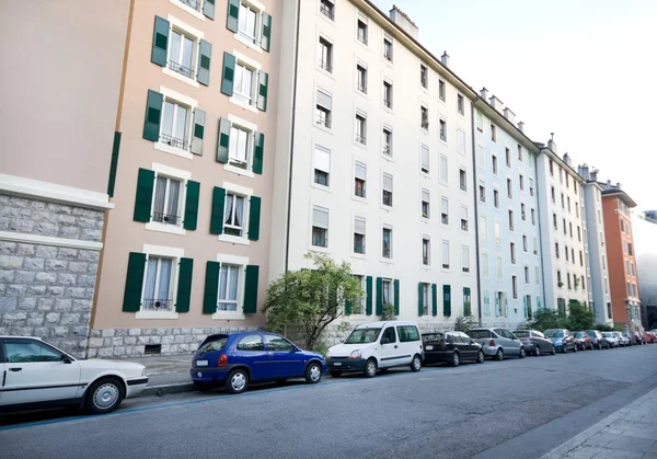 行的公寓大楼，街道场景瑞士日内瓦 — 图库照片