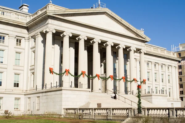 Υπουργείο Οικονομικών στην Ουάσιγκτον dc διακοσμημένα κόκκινο τόξο χριστ — Φωτογραφία Αρχείου