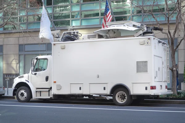 Televisión Noticias Camión Van, Techo de plato satélite, Aparcado en la calle —  Fotos de Stock