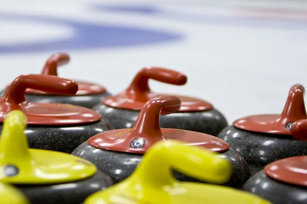 Groep van granieten curling stenen in een ijsbaan — Stockfoto