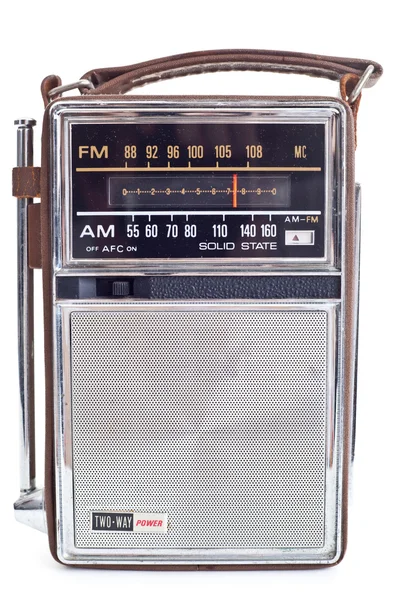 Винтажное портативное транзисторное радио, изолированное на белом фоне — стоковое фото