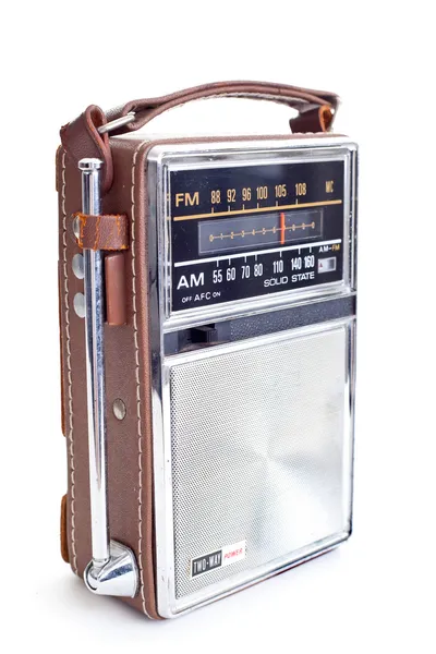 Vintage taşınabilir transistörlü radyo beyaz zemin üzerine izole — Stockfoto