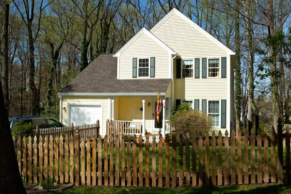 XXXL enkele familie thuis met piket hek in voorstedelijke maryland — Stockfoto