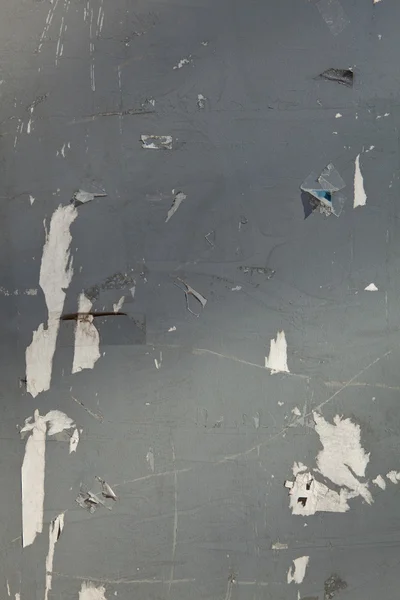 XXXL grijze verf en poster papier kladjes peeling uit de muur — Stockfoto