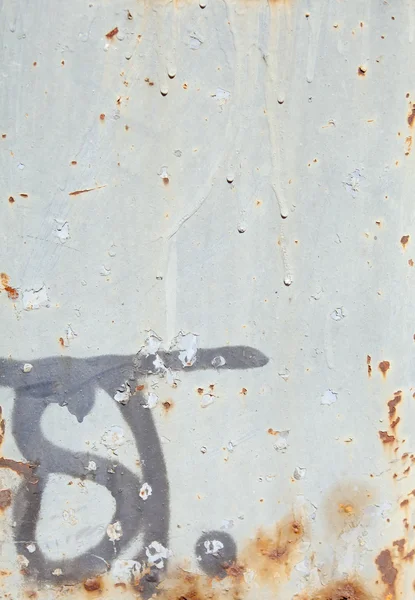 XXL celoobvodové rezavý maloval šedá kovového povrchu s graffiti — Stock fotografie