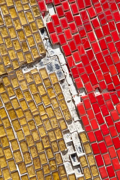 XXXL Cracked Broken Full Frame Yellow Red Glass Tiles — Stock Photo, Image