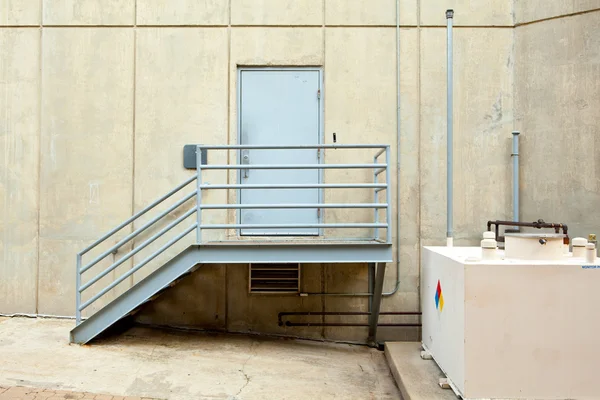 XXXL service deur metalen stappen opslag tank cement muren nfpa — Stockfoto