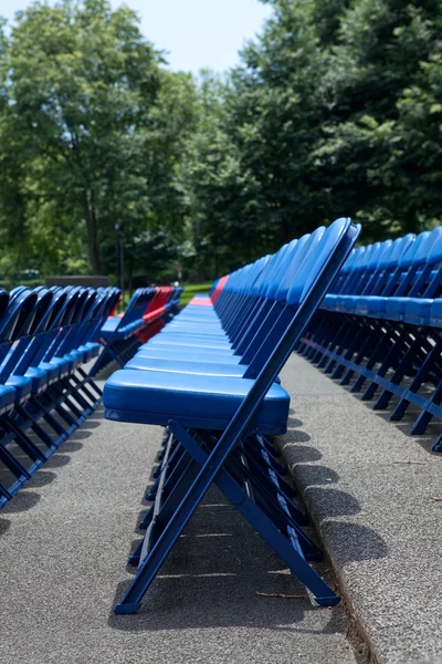 XXXL Rows of Blue Red Metal Folding Chairs Outside — Stock Photo, Image