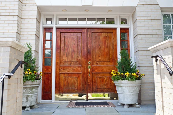 XXXL dřevěné dvojité dveře velký vstup do domu — Stock fotografie