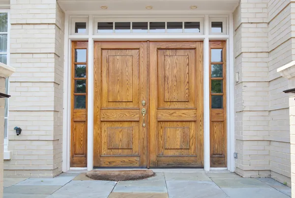 XXXL dřevěné dvojité dveře velký vstup do domu — Stock fotografie