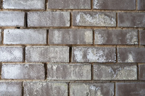 Muro di mattoni neri intemperie XXXL con depositi minerali bianchi — Foto Stock