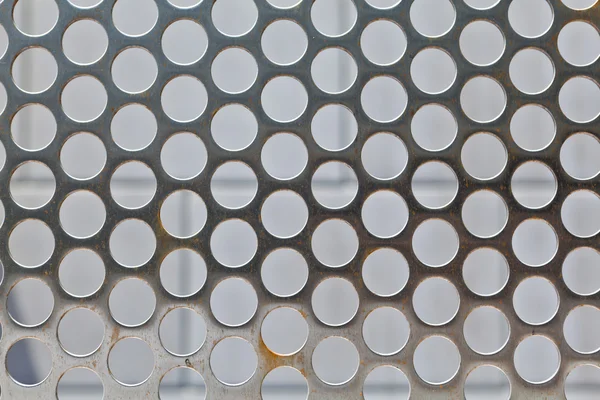 Celoobvodové lesklé stříbrné kovové pletivo mřížka s otvory — Stock fotografie