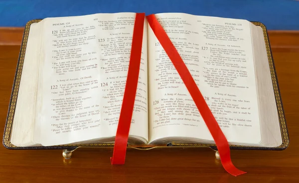 Bible on Stand Open to Book of Psalms Ribbon — Stock Photo, Image