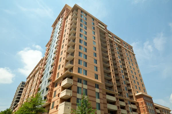 XXXL modern appartementengebouw tegen blauwe hemel rosslyn, virgini — Stockfoto