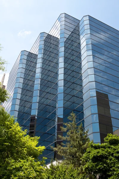 XXXL moderní modré skleněné kancelářské budovy, rosslyn, virginia — Stock fotografie