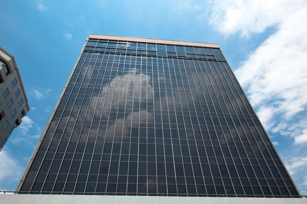 Edifício de escritório moderno contra o céu azul Rosslyn, Virginia — Fotografia de Stock