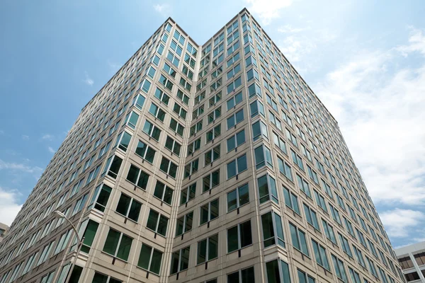 Edifício de escritório moderno contra o céu azul Rosslyn, Virginia — Fotografia de Stock