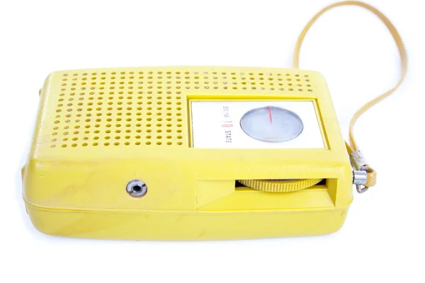 Velho amarelo plástico transistor rádio isolado fundo branco — Fotografia de Stock
