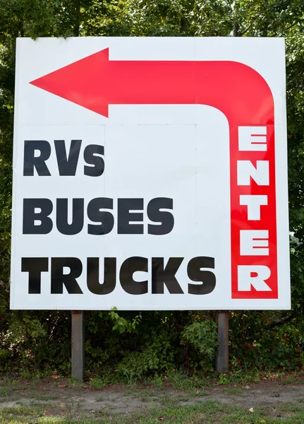 Введите знак RV Автобусы Большой красный стрелка поворот — стоковое фото