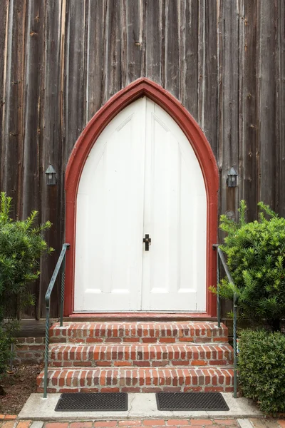 Łukowate drzwi Kościoła gotyckiego budynku drewna krzyż — Zdjęcie stockowe