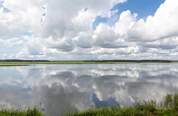 Dramatyczne bufiasty chmury białe odzwierciedlenie, gładki może rzeki bluffton — Zdjęcie stockowe