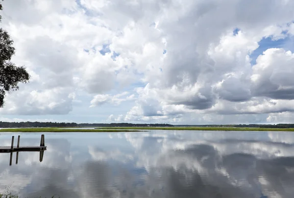 Chmury dok odzwierciedlenie maja gładkie rzeki bluffton sc — Zdjęcie stockowe