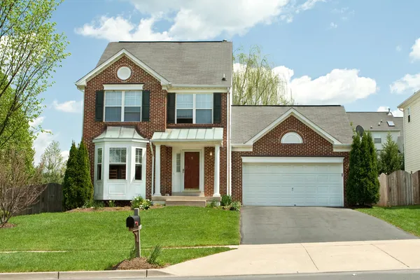 Brick Single Family House em Suburban Maryland, EUA, Céu Azul — Fotografia de Stock