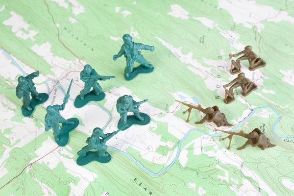 Пластиковая армия Мужчины сражаются на топографической карте Обзор генерала — стоковое фото