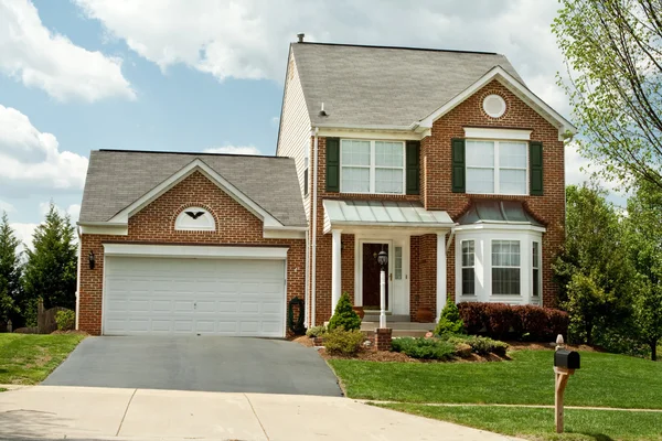 Vista frontal Brick Single Family House Home Suburban Maryland, Estados Unidos — Fotografia de Stock