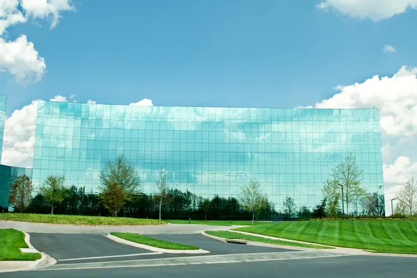 Immeuble de bureaux en verre miroir ultra moderne dans le ciel bleu du Maryland — Photo