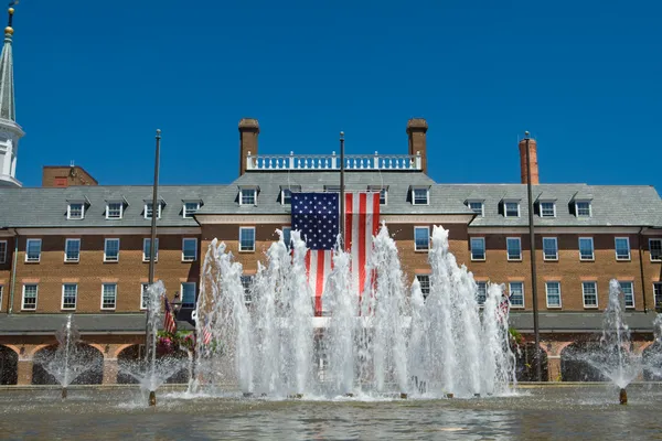 Kolonialne ożywienie miasta alexandria virginia amerykańską flagę fou — Zdjęcie stockowe