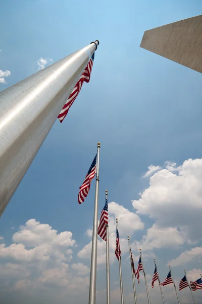 Széles szög amerikai zászlók, zászlórudak washington emlékmű, mosás — Stock Fotó
