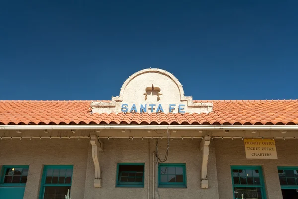 Střecha znamení pro santa Fé, Nové Mexiko nádraží, Velká sta Stock Snímky