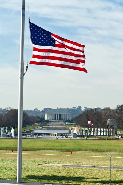 Δύο Λίνκολν μνημεία παγκόσμιου πολέμου σημαία εμπορικό κέντρο dc — Φωτογραφία Αρχείου