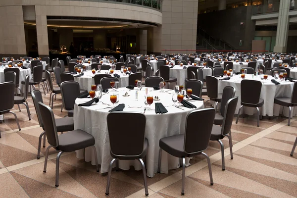 Quarto grande configurado para um banquete, mesas redondas Fotos De Bancos De Imagens